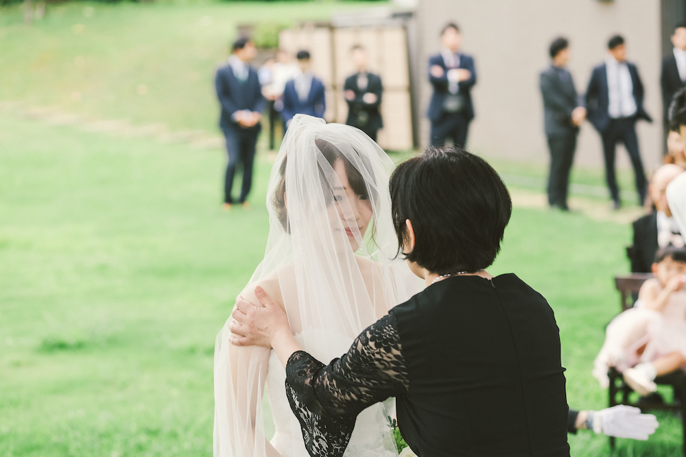 娘の結婚を喜ぶお母さん